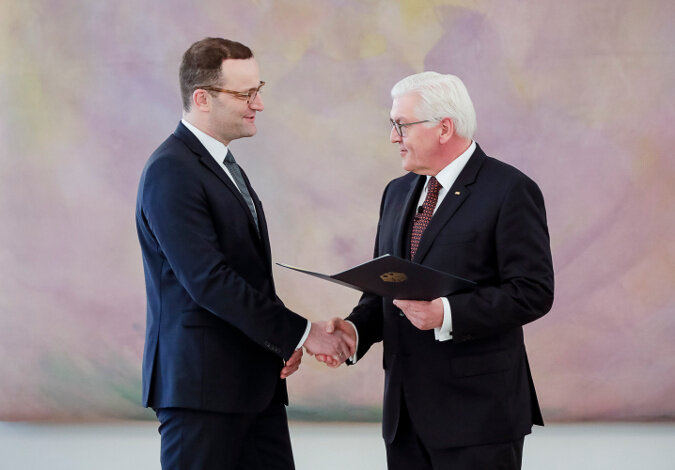 Foto: Frank-Walter Steinmeier gratuliert Jens Spahn, in der anderen Hand hält er die Ernennungsurkunde