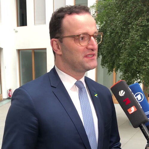Foto: Bundesminister Jens Spahn spricht ins Pressemikrophon