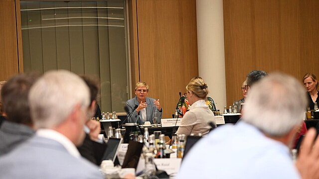 Die Parlamentarische Staatssekretärin Sabine Dittmar bei der Abschlusssitzung „Runder Tisch Bewegung und Gesundheit“ im Bundesministerium für Gesundheit in Berlin.
