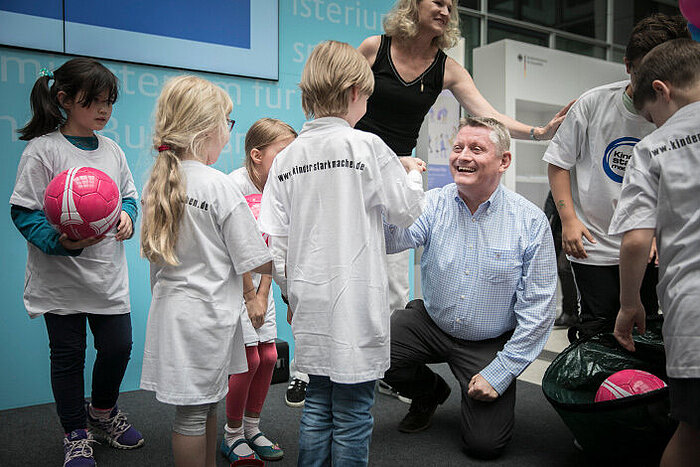 Foto: Bundesgesundheitsminister Gröhe macht Späße mit den Kindern auf der Bühne