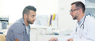 Arzt-Patienten-Gespräch: Entwicklung eines hybriden Gesamtsystems, das die menschliche Übersetzungsleistung mit einer KI-basierten Übersetzungslösung kombiniert