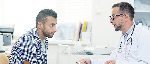 Arzt-Patienten-Gespräch: Entwicklung eines hybriden Gesamtsystems, das die menschliche Übersetzungsleistung mit einer KI-basierten Übersetzungslösung kombiniert