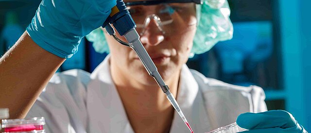 Frau arbeitet im Labor