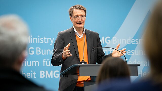 Bundesgesundheitsminister Prof. Karl Lauterbach spricht bei einer Pressekonferenz im BMG