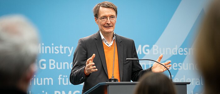 Bundesgesundheitsminister Prof. Karl Lauterbach spricht bei einer Pressekonferenz im BMG