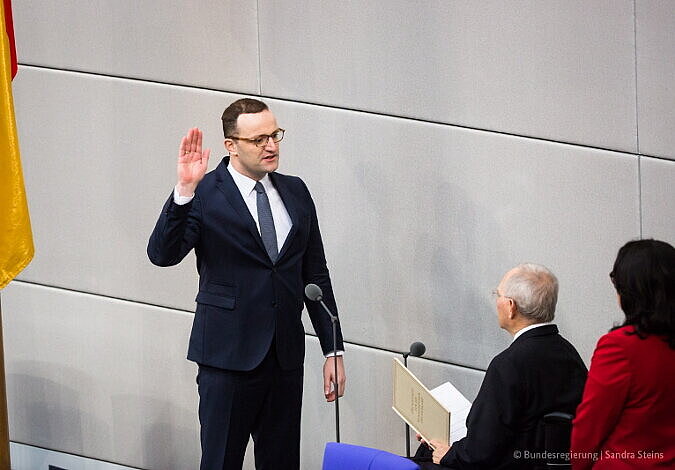Foto: Jens Spahn hat die Hand zum Eid erhoben und steht vorm Bundestagspräsidenten Wolfgang Schäuble