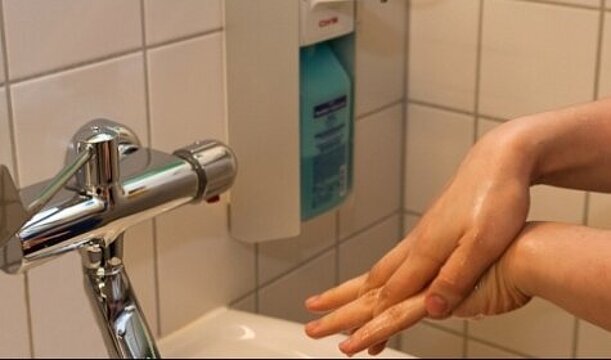 Foto: Zwei Hände über einem Waschbecken, die gründlich gewaschen werden