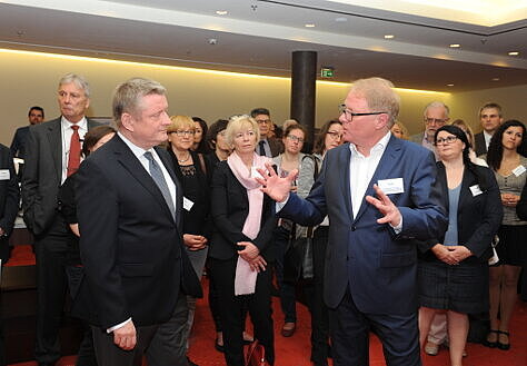 Foto: Minister Gröhe im Gespräch mit einem Teilnehmer