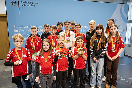 Bundesgesundheitsministerin Nina Warken mit jungen Athletinnen und Athleten der deutschen Delegation der World Transplant Games