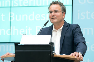 Professor Dr. med. medicinae Peer Briken spricht bei der Vorstellung der Anforderung für ein wirksames Verbot von Konversionstherapien mit Übergabe der Gutachtachten
