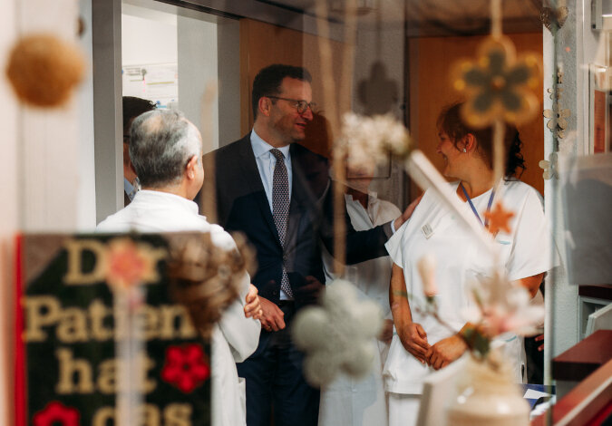 Bundesgesundheitsminister Jens Spahn ist im Klinikum Pritzwalk zu Besuch und spricht mit den Mitarbeitern