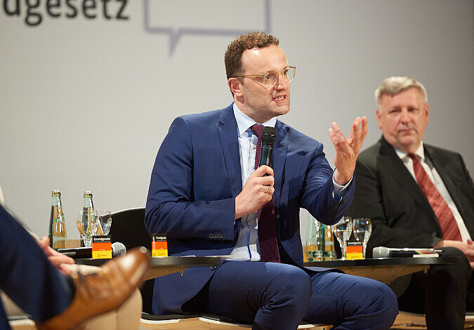 Bundesgesundheitsminister Jens Spahn diskutiert beim Bürgergespräch zu 70 Jahre Grundgesetz in Zwickau