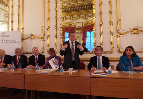 Foto: Bundesgesundheitsminister Hermann Gröhe steht an einem Konferenztisch und spricht zu seinen Kolleginnen und Kollegen