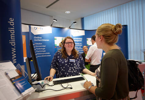 Besucher aum Stand des Deutschen Instituts für Medizinische Dokumentation und Information (DIMDI)
