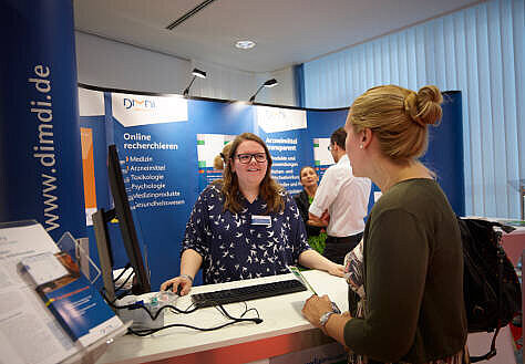 Besucher aum Stand des Deutschen Instituts für Medizinische Dokumentation und Information (DIMDI)