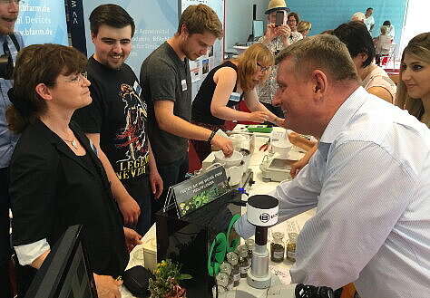 Minister Gröhe am Stand des Bundesinstituts für Arzneimittel und Medizinprodukte