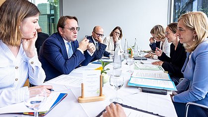 Bundesgesundheitsministerin Nina Warken mit EU Kommissar Olivér Várhelyi