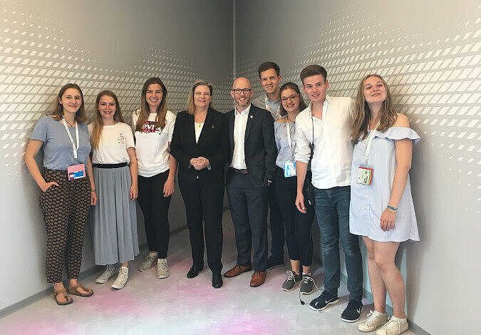 Foto: Auf dem Bild sieht man die Parlamentarische Staatssekretärin Sabine Weiss mit einer Gruppe Jugendlicher der Organisation "Jugend gegen Aids".