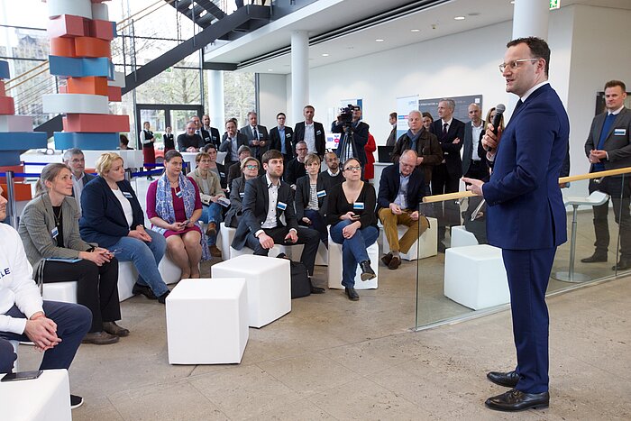 Bundesgesundheitsminister Jens Spahn spricht vor Publikum