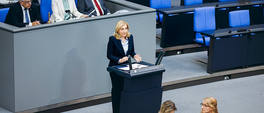 Bundesgesundheitsminister Nina Warken spricht im Deutschen Bundestag