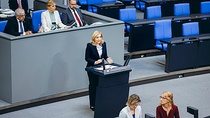 Bundesgesundheitsminister Nina Warken spricht im Deutschen Bundestag