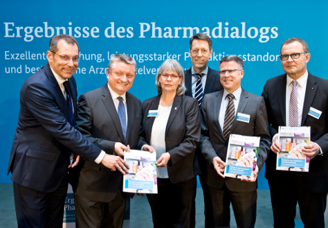 Gruppenbild mit Staatssekretär Dr. Rainer Sontowski (BMWi), Bundesgesundheitsminister Hermann Gröhe, Petra Reinbold-Knape (IG BCE), Dr. Georg Schütte (BMBF), Dr. Hagen Pfundner (VfA) und Prof. Dr. Manfred Schubert-Zsilavecz (Goethe-Uni/Frankfurt/Main)