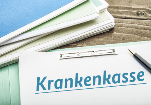 Foto: Papier mit der Aufschrift "Krankenkasse" auf einem Tisch 