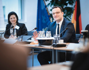 Bundesgesundheitsminister Jens Spahn in einer Gesprächsrunde am Tisch sitzend