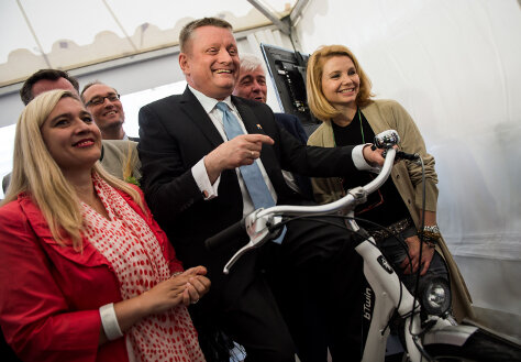 Foto: Bundesgesundheitsminister Hermann Gröhe auf einem Fahrrad.