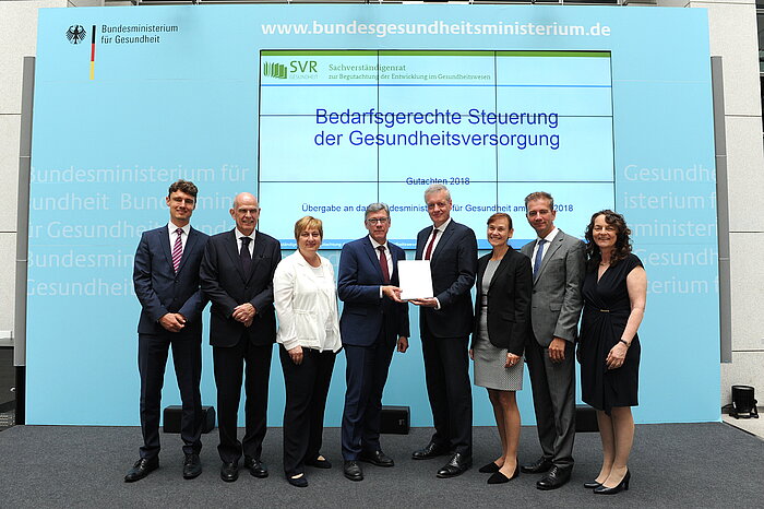 Gruppenfoto mit Staatssekretär und Sachverständigenrat