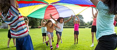 Kinder spielen im Garten