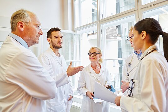 Eine Gruppe Krankenhauspersonal berät sich.