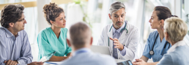 Gesundheitsversorgung (Bildquelle: iStock/skynesher) Eine Gruppe Krankenhauspersonal berät sich.