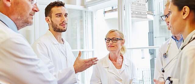 Eine Gruppe Krankenhauspersonal berät sich.
