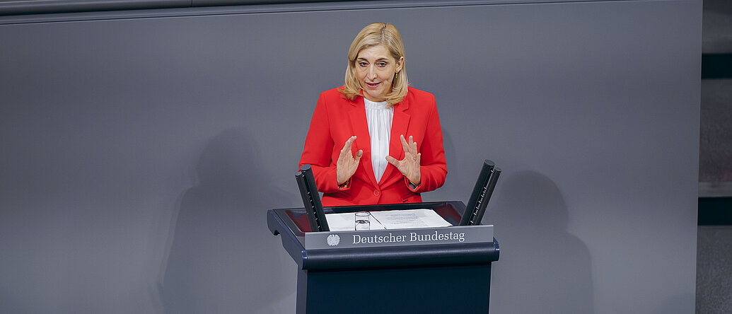 Bundesgesundheitsministerin Nina Warken spricht im Deutschen Bundestag