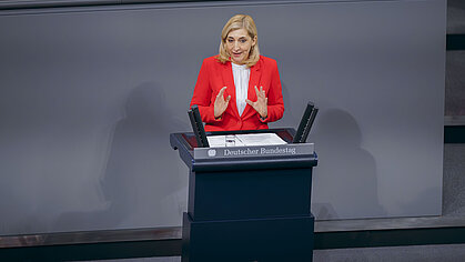 Bundesgesundheitsministerin Nina Warken spricht im Deutschen Bundestag