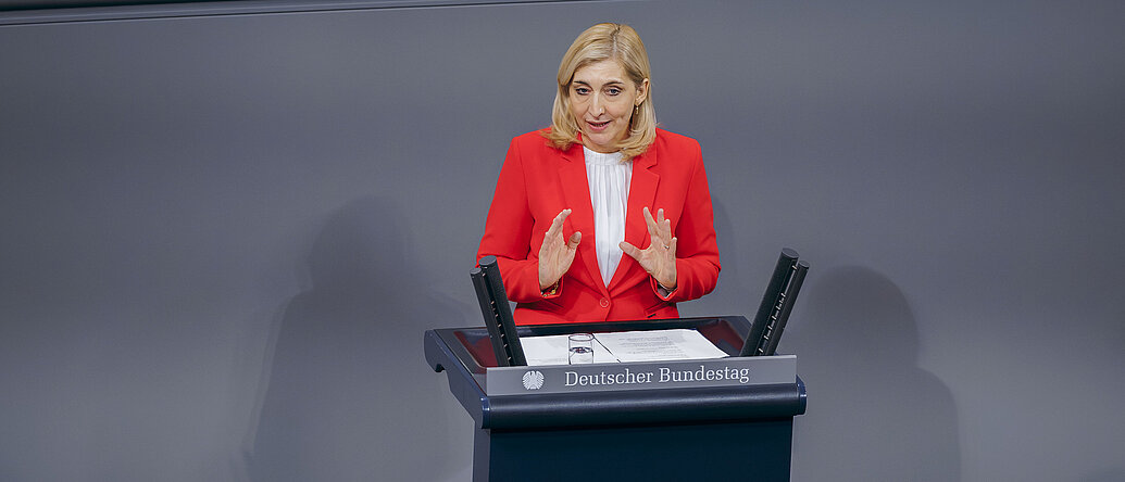 Bundesgesundheitsministerin Nina Warken spricht im Deutschen Bundestag