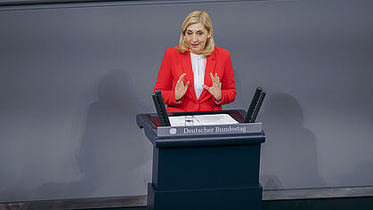 Bundesgesundheitsministerin Nina Warken spricht im Deutschen Bundestag