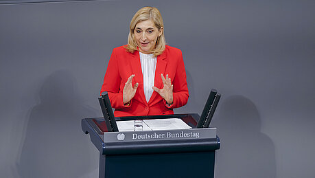 Bundesgesundheitsministerin Nina Warken spricht im Deutschen Bundestag