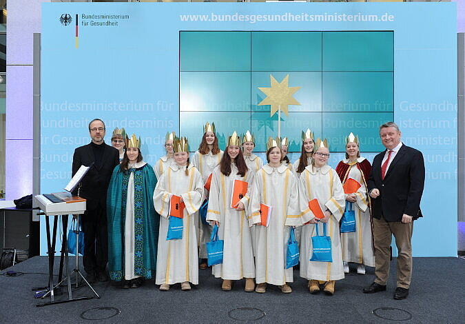 Gruppenfoto mit Minister und den Sternsingern