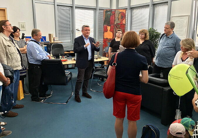 Bundesgesundheitsminister Gröhe im Gespräch mit einer Besuchergruppe