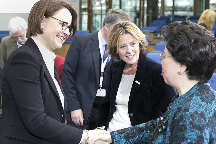 Foto: Annette Widmann-Mauz gibt Margaret Chan die Hand, neben ihr steht Beatrice Lorenzin