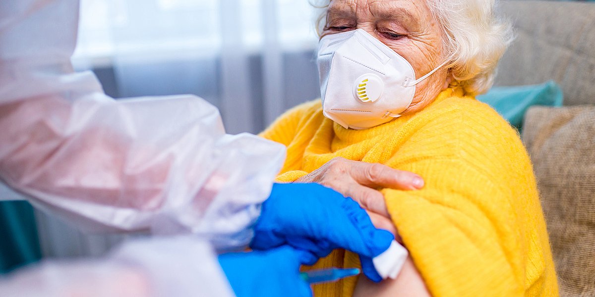 Lauterbach 60 yaş üstü herkesi aşı olmaya çağırıyor