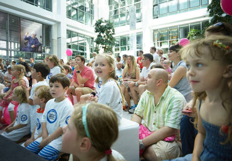 Kinder im Publikum der Maus Show