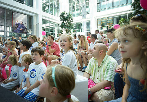 Kinder im Publikum der Maus Show
