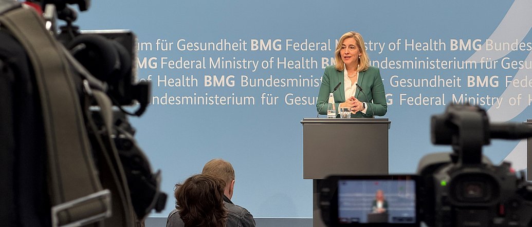 Bundesgesundheitsministerin Nina Warken spricht auf einer Pressekonferenz