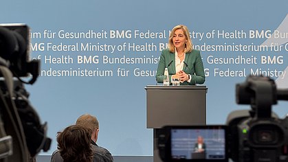 Bundesgesundheitsministerin Nina Warken spricht auf einer Pressekonferenz