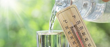 Symbolbild Hitzewelle: Thermometer, Wasserglas