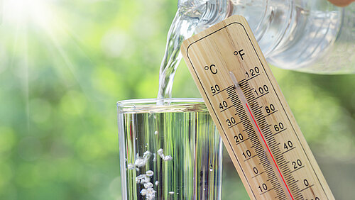 Symbolbild Hitzewelle: Thermometer, Wasserglas