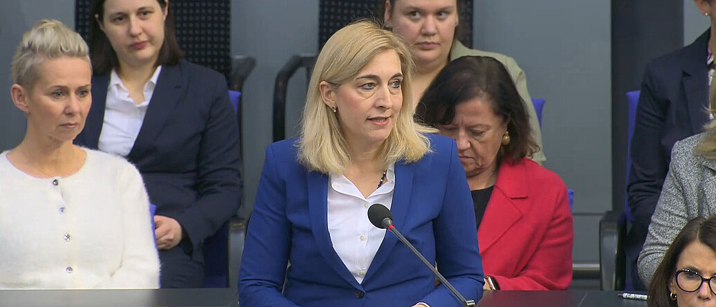 Bundesgesundheitsministerin Nina Warken spricht bei der Regierungsbefragung im Bundestag